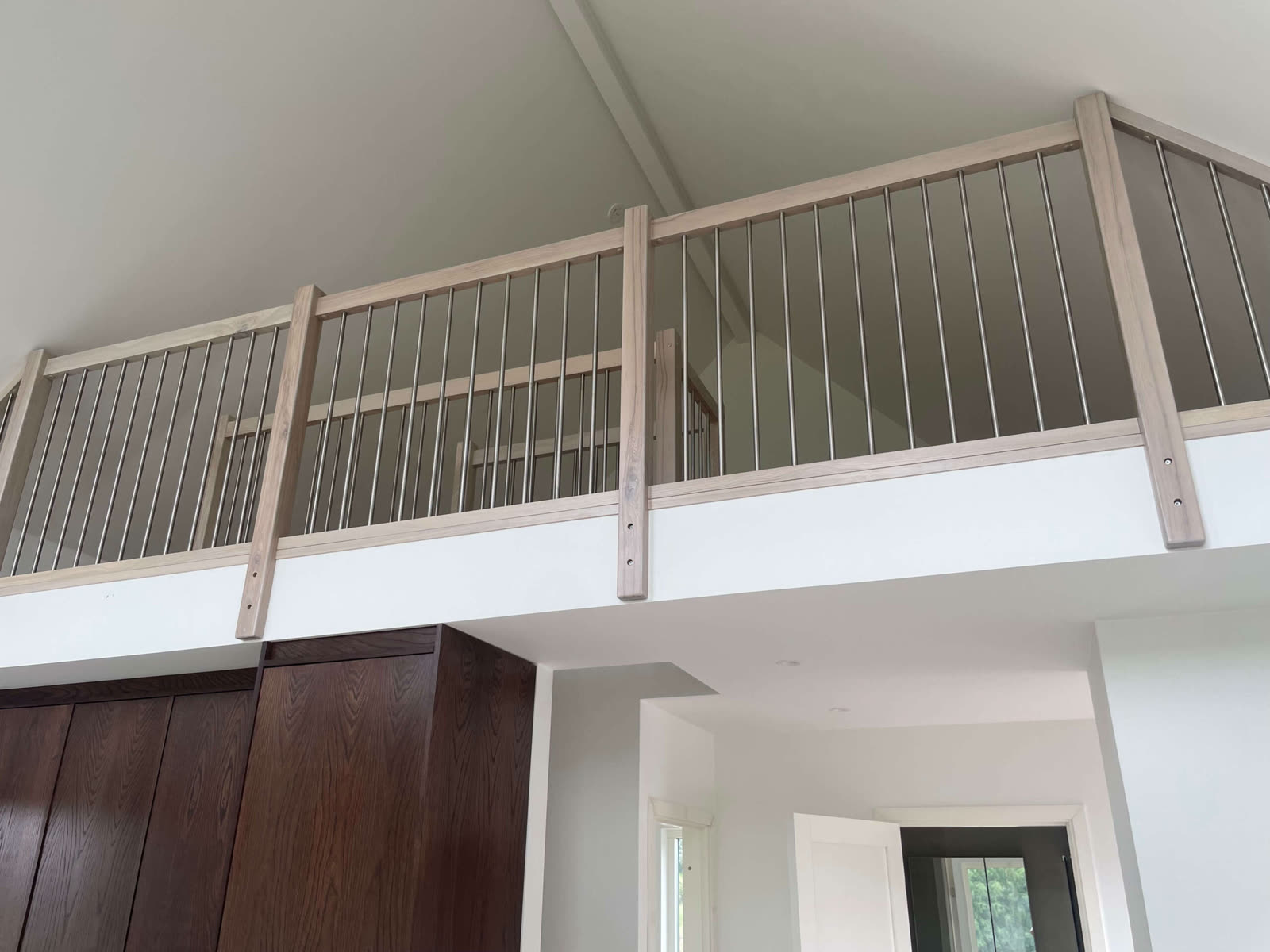 Antresola z drewnianą balustradą pod skosem dachu